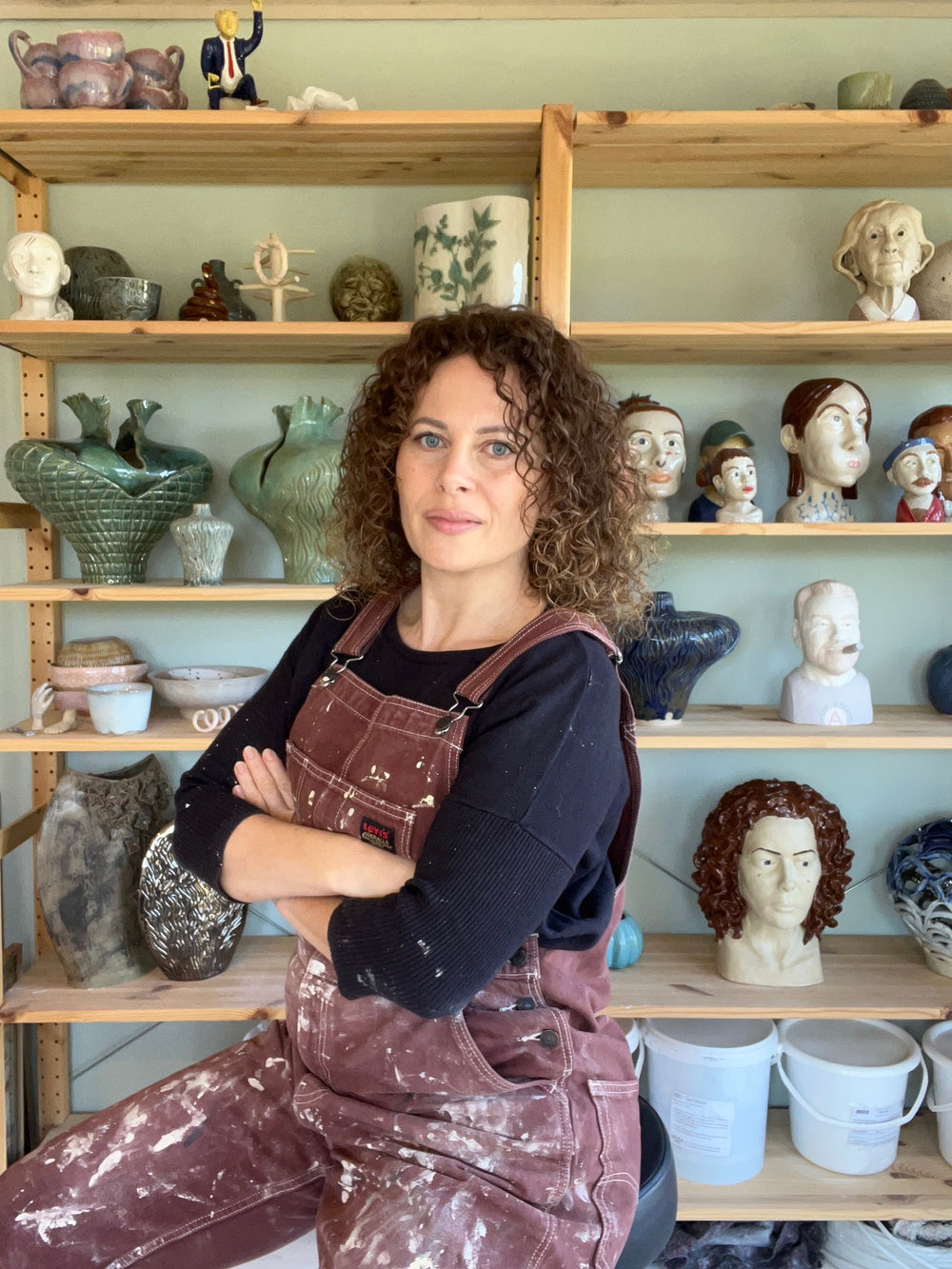 Julie Trolle in ihrem Atelier vor ihren Keramikskulpturen